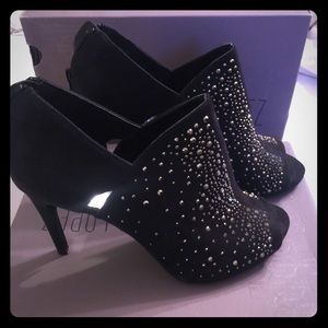 Jennifer Lopez Jezabelle Black heels